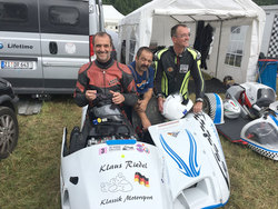 Die Pause nach dem großen Regen. Ansorge, Mechaniker Nitschke und Co-Pilot Lüttke